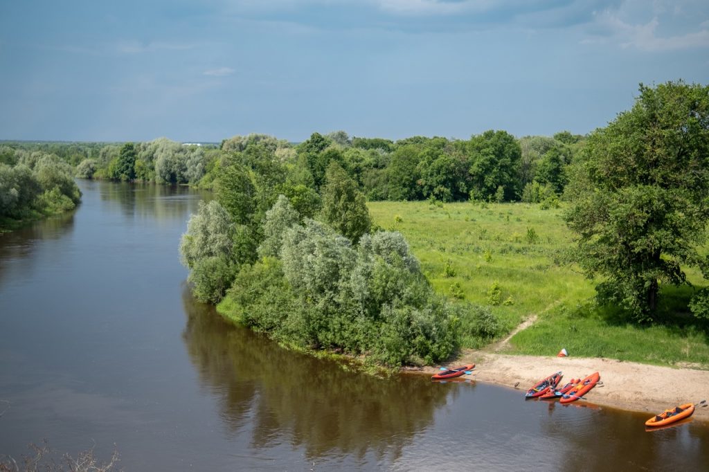 Лодки на берегу. Сплав на байдарках по городу Брянску. Отдых всей семьей. Отдых на природе. Сплав по Десне. Сплавиться. Водный туризм